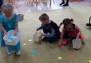 Dzieci zbierają papierowe kwiatki